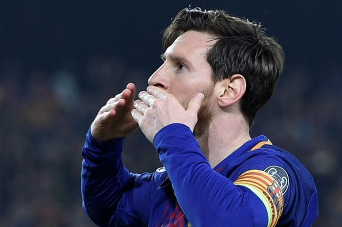   Megabintang FC Barcelona, Lionel Messi, merayakan gol yang dia cetak ke gawang Chelsea dalam laga leg kedua babak 16 besar Liga Champions di Stadion Camp Nou, Barcelona, Spanyol, pada 14 Maret 2018.   