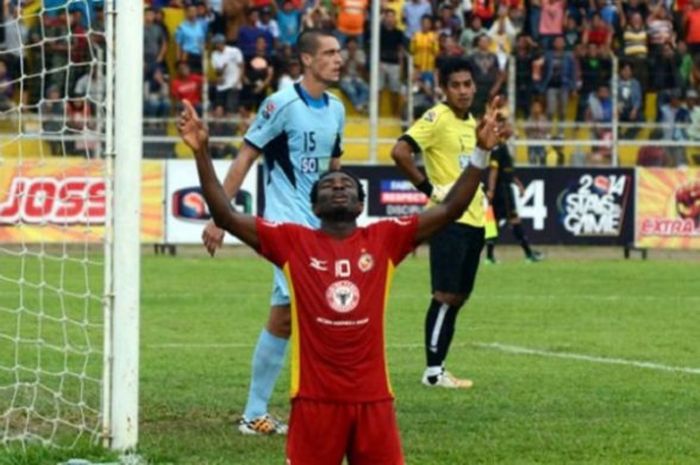 Osas Saha, ketika masih berseragam Semen Padang, dan merayakan gol ke gawang Persela Lamongan pada laga babak 8 besar Indonesia Super League di Stadion Haji Agus Salim Padang, Sumbar, Minggu (12/10/2014),