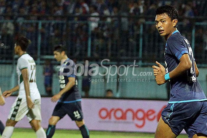 Penyerang Arema FC, Dedik Setiawan, saat tampil melawan PS TNI dalam laga pekan ke-29 Liga 1 di Stadion Kanjuruhan Malang, Jawa Timur, Sabtu (14/10/2017) malam.