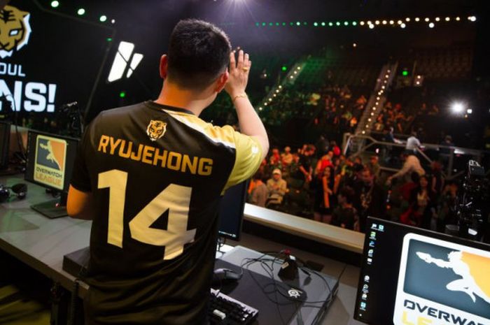 Pemain Seoul Dynasty, Ryujenhong, merayakan kemenangan timnya atas Dallas Fuel di hari pertama Overwatch League pada laga di Blizzard Arena, Los Angeles, Rabu (10/1/2018).