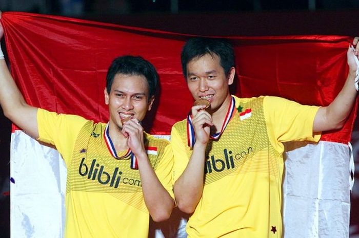 Hendra Setiawan dan Mohammad Ahsan saat upacara pengalungan medali juara dunia 2015 di Istora Senayan, Jakarta, Minggu (16/8/2015).