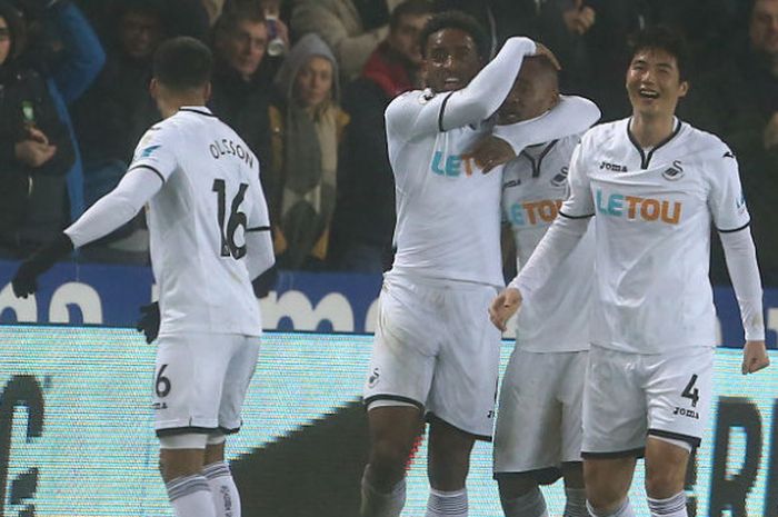 Pemain Swansea City merayakan gol Jordan Ayew (kedua dari kanan) dalam pertandingan Liga Inggris melawan Arsenal di Stadion Liberty, Swansea, Rabu (31/1/2018) dini hari WIB.