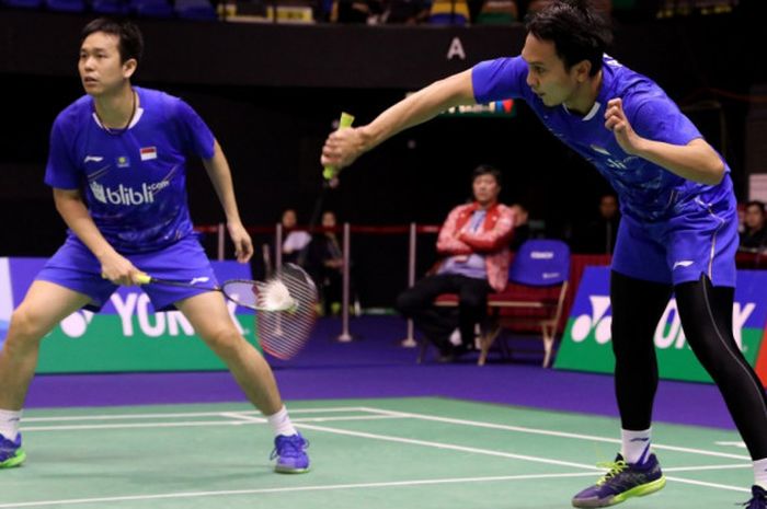 Mohammad Ahsan/Hendra Setiawan tengah bertanding melawan Kim Astrup/Anders Skaarup Rasmussen (Denmark) di perempat final Hong Kong Open 2018 pada Jumat (16/11/2018) di Hong Kong.