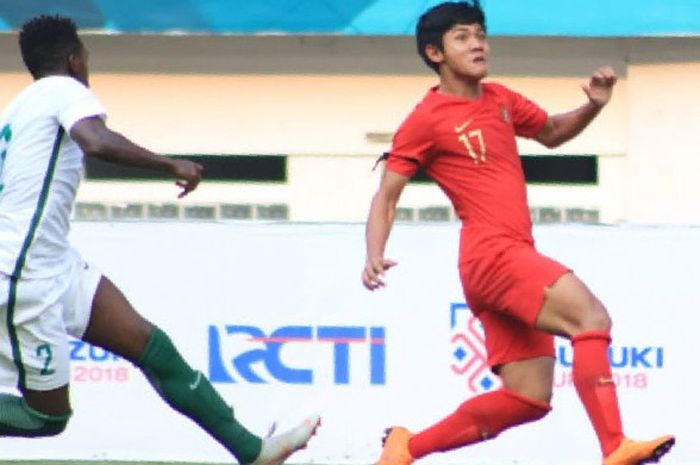 Aksi bek kiri timnas U-19 Indonesia, Firza Andika (kanan) saat melakoni uji coba kontra timnas U-19 Arab Saudi di Stadion Wibawa Mukti, Cikarang Timur, Kab Bekasi, 10 Oktober 2018. 