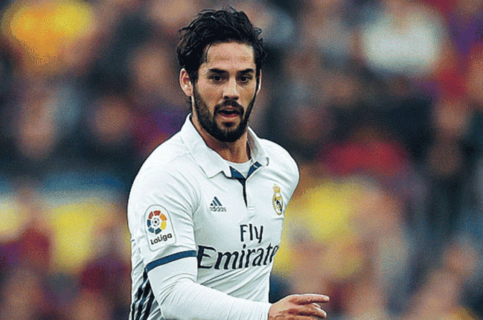 Isco Alarcon tengah mengendalikan bola dalam pertandingan La Liga antara FC Barcelona kontra Real Madrid di Camp Nou, 3 Desember 2016. 