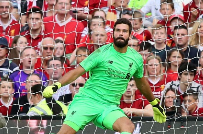 Kiper Liverpool, Alisson Becker, dalma laga melawan Napoli di Aviva Stadium, Sabtu (4/5/2018)