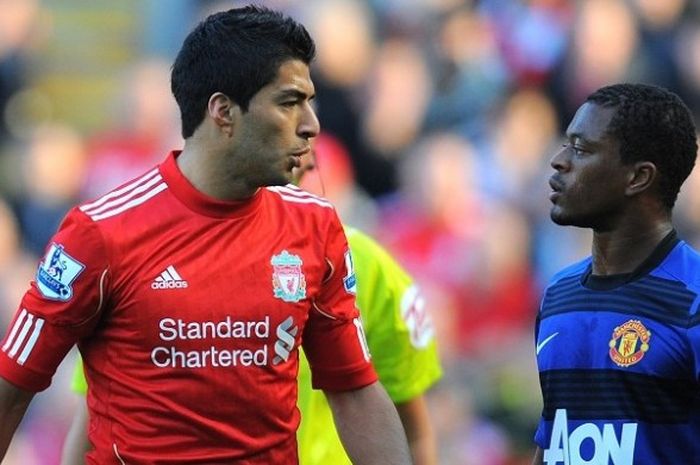 Luis Suarez dan Patric Evra saat keduanya bersitegang dalam sebuah laga Premier League di Stadion Anfield, 15 Oktober 2011.