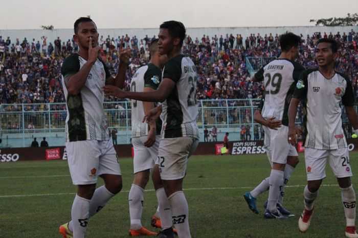       Selebrasi penyerang PS Tira, Sansan Fauzi Husaeni setelah membobol gawang Arema FC di Stadion Kanjuruhan, Malang, Minggu (15/7/2018).      