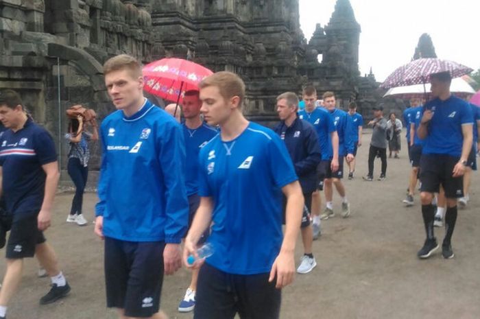 Para pemain dan ofisial tim nasional Islandia mengunjungi Candi Prambanan, Senin (8/1/2018). 