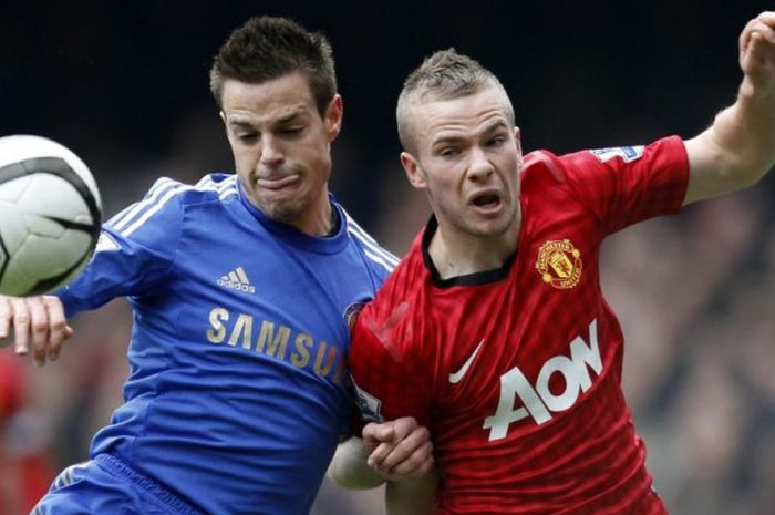 Tom Cleverley (kanan) berduel dengan Cesar Azpilicueta dalam partai Piala FA antara Chelsea dan Manchester United di Stamford Bridge, London, 1 April 2013.