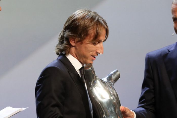 Gelandang Real Madrid asal Kroasia, Luka Modric (tengah), saat menerima trofi penghargaan sebagai Pemain Terbaik Eropa 2017-2018 dari Presiden UEFA, Aleksander Ceferin (kanan), dalam pengundian fase grup Liga Champions di The Grimaldi Forum, Monako, pada 30 Agustus 2018.