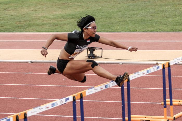 Pelari gawang Indonesia, Dedeh Erawati, memimpin semifinal lari gawang 100 meter Kejuaraan Dunia Masters Atletik 2018 di Stadion Carranque, Malaga, Spanyol, Jumat (14/9).