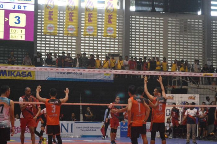 Suasana pertandingan Final Four Proliga 2018 antara Surabaya Bhayangkara Samator (merah) dan Jakarta BNI Taplus (jingga) yang digelar di GOR Sritex Arena, Solo, Sabtu (7/4/2018)