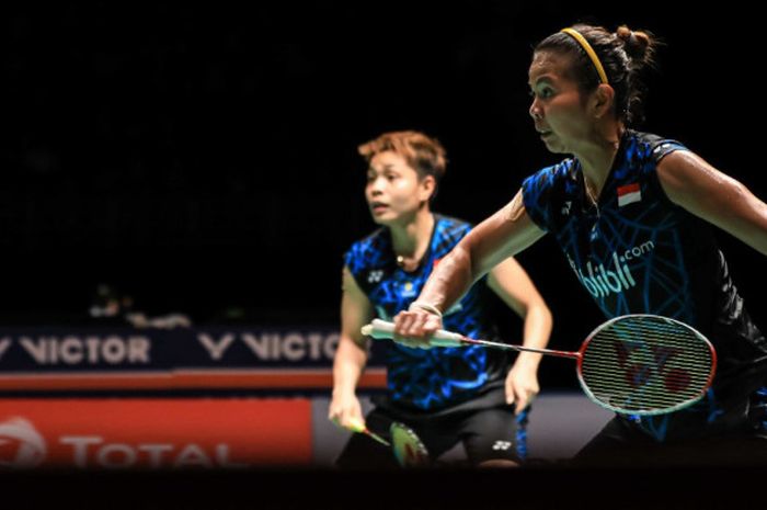 Pasangan ganda putri nasional Indonesia, Greysia Polii/Apriyani Rahayu, saat menjalani pertandingan melawan Misaki Matsutomo/Ayaka Takahashi (Jepang) pada laga semifinal Malaysia Masters 2019 di Axiata Arena, Bukit Jalil, Kuala Lumpur, Malaysia, Sabtu (19/1/2019).