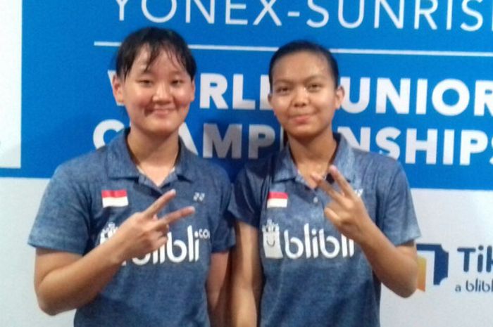 Ganda putri Indonesia, Agatha Imanuela dan Siti Fadia Silva, berpose usai memenangi laga atas Maggie Chan/Victoria He (21-7, 21-5), pada lanjutan ajang WJC 2017, Rabu (18/10/2017). 