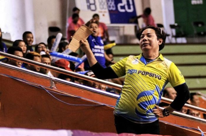 Aksi penggemar bola voli Indonesia, Firman Arifin, pada putaran kedua seri pertama Proliga 2018 di GOR Purna Krida, Denpasar, Bali, Minggu (4/3/2018).