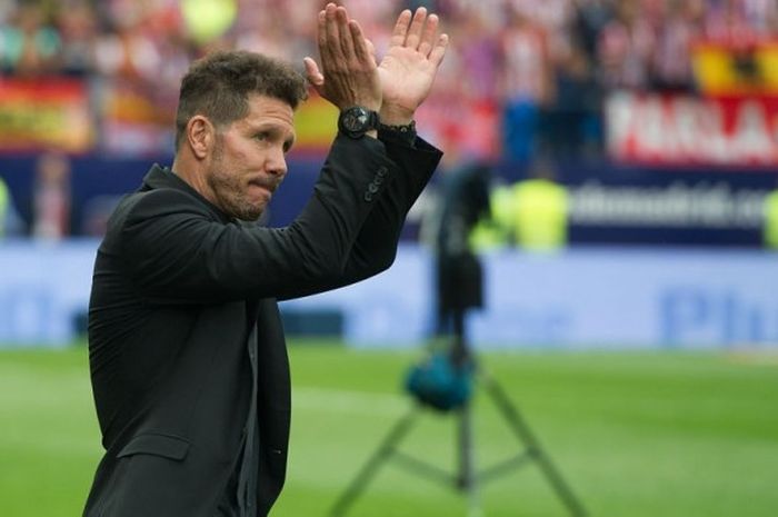 Pelatih Atletico Madrid, Diego Simeone, memberikan penghargaan kepada fans seusai pertandingan terakhir Liga Spanyol 2016-2017 menghadapi Athletic Bilbao di Stadion Vicente Calderon, Madrid, Spanyol, pada Minggu (21/5/2017).