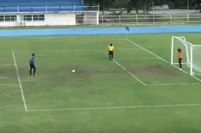 Kiper melakukan kesalahan saat menghadapi tendangan penalti