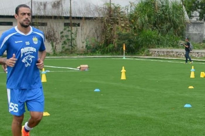 Gelandang asal Brasil, Akex Willian dalam sesi latihan pagi Persib, Selasa (17/1/2017). 