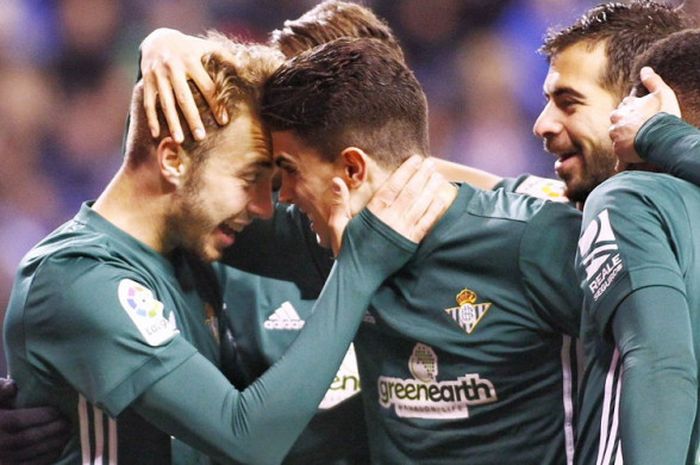 Striker Real Betis, Loren Moron (kiri), mendapat ucapan selamat dari rekan-rekannya setelah berhasil mencetak gol ke gawang Deportivo La Coruna dalam laga Liga Spanyol 2017-2018 di Stadion Riazor, La Coruna, Spanyol, pada Senin (12/2/2018).