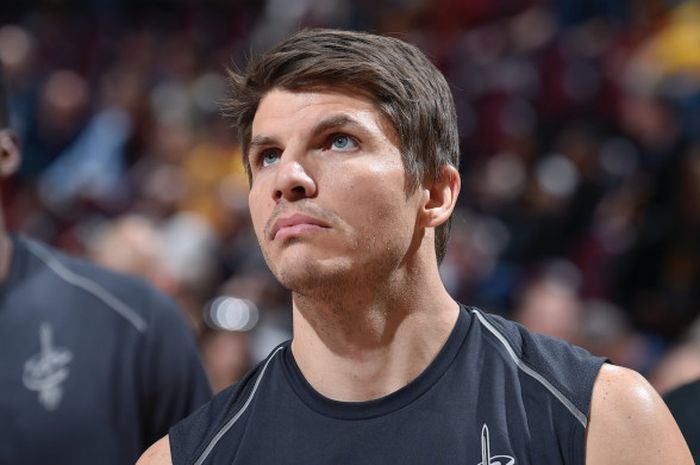 Ekspresi Kyle Korver ketika akan melakukan warm-up .