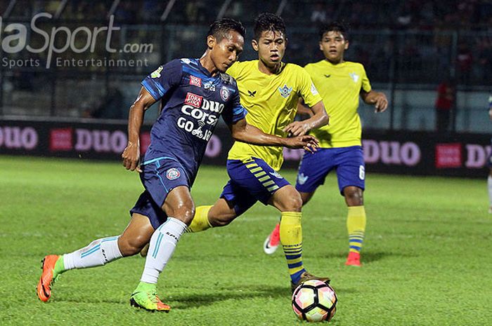 Aksi geladang Arema FC, Hendro Siswanto, saat menggiring bola dalam laga pekan ke-31 Liga 1 melawan Persegres Gresik United di Stadion Kanjuruhan Malang, Jawa Timur, Rabu (25/10/2017) malam.