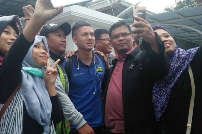 Kim Kurniawan saat dimintai foto oleh para Bobotoh di Bandara Adi Soemarmo, Solo, Kamis (2/11/2017).