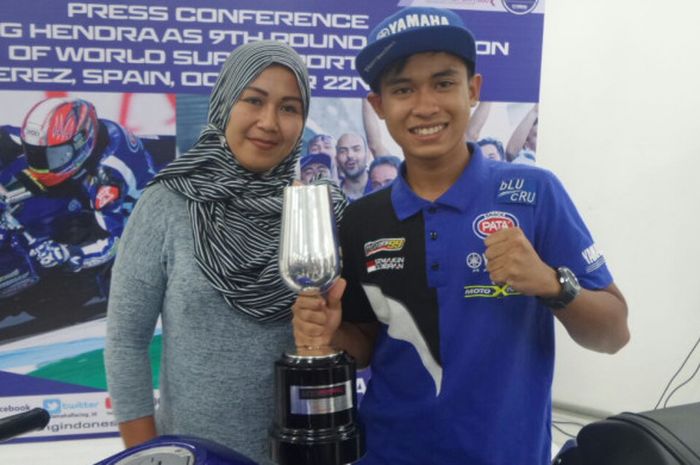 Pebalap Yamaha Indonesia, Galang Hendra Pratama, berpose dengan ibunya, Dessy Prasanti, di Kantor Yamaha Indonesia Motor Manufacturing (YIMM), Jakarta, Rabu (25/10/2017).