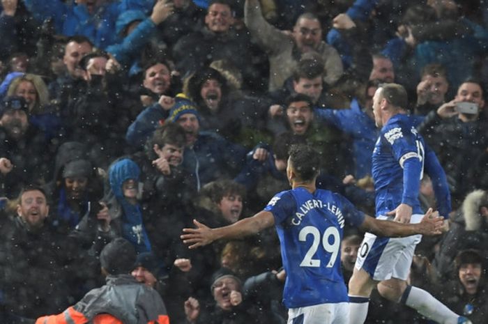 Striker Everton, Wayne Rooney (kanan), merayakan gol yang dia cetak ke gawang Liverpool FC dalam laga Liga Inggris di Stadion Anfield, Liverpool, pada 10 Desember 2017.