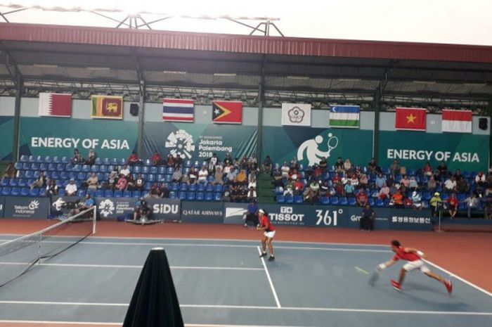 Pemandangan Tennis Court Jakabaring ketika laga Christopher Rungkat/Aldila Sutjiadi melawan Nicha Lertpitaksinchai/Sanchai Ratiwatana (Thailand) pada Rabu (22/8/2018).