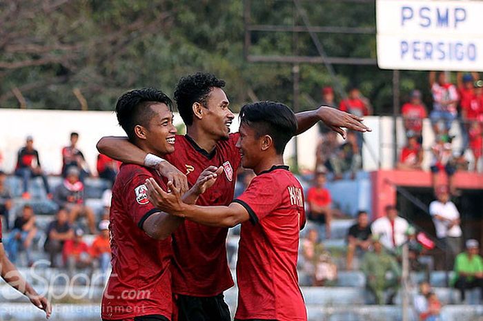 Pemain PS Mojokerto Putra merayakan gol yang dicetak Indra Setiawan saat melawan Persigo Semeru FC dalam laga lanjutan Liga 2 2018 di Stadion Gajahmada Mojosari, Jawa Timur, Jumat (14/09/2018) sore.