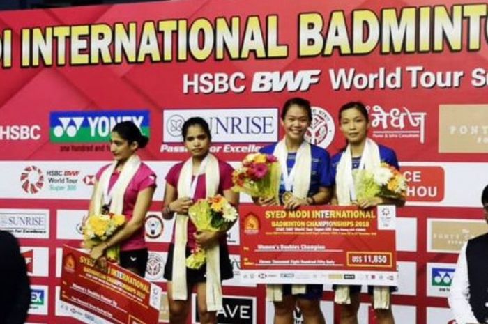 Pasangan ganda putri Malaysia, Chow Mei Kuan/Lee Meng Yean, berpose di atas podium kampiun seusai me