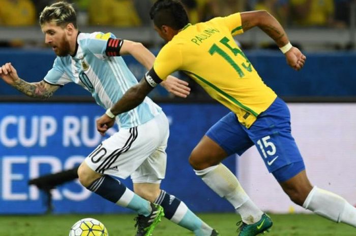 Gelandang timnas Brasil, Paulinho (kanan), mengejar bintang timnas Argentina, Lionel Messi, dalam partai Kualifikasi Piala Dunia 2018 di Belo Horizonte, Brasil, 10 November 2016.