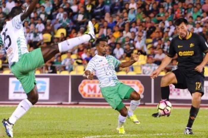 Striker T-Team, Farhod Tafjiyev saat melepaskan tendangan yang berhasil membobol gawang Melaka United pada laga Liga Super Malaysia 2017 di Stadion Hang Jebat, Melaka, Sabtu (11/2/2017) malam. 