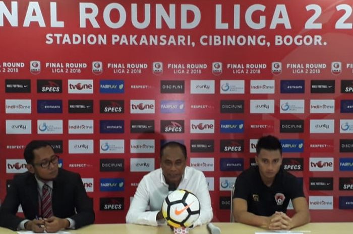 Pelatih Kalteng Putra, Kas Hartadi, pada sesi jumpa pers seusai laga perebutan peringkat ketiga Liga 2 2018 melawan Persita Tangerang di Stadion Pakansari, Cibinong, Kab Bogor, Selasa (4/12/2018).