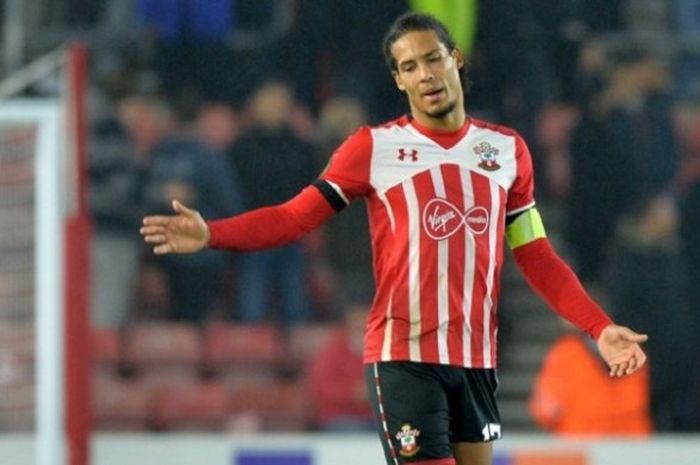 Bek tengah Southampton, Virgil van Dijk, tampil dalam laga Liga Europa kontra Hapoel Beer Sheva di Stadion St Mary, 8 Desember 2016. 