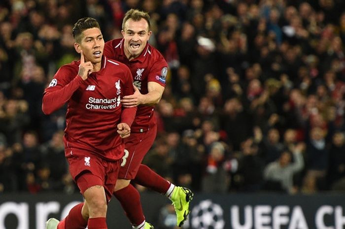 Penyerang Liverpool FC, Roberto Firmino (kiri), merayakan golnya bersama Xherdan Shaqiri dalam laga Grup C Liga Champions melawan Crvena Zvezda di Stadion Anfield, Liverpool, Inggris pada 24 Oktober 2018.