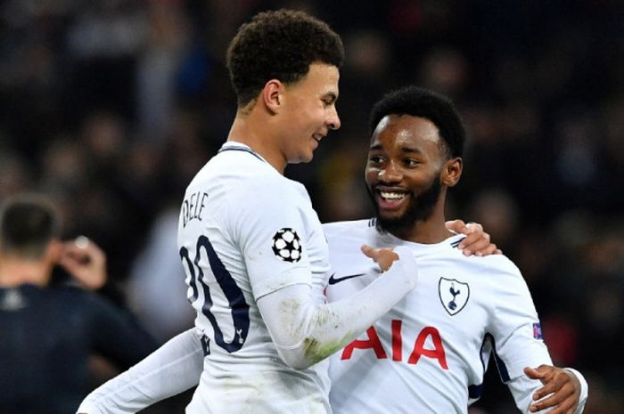 Gelandang Tottenham Hotspur, Georges-Kevin N'Koudou (kanan), merayakan golnya bersama Dele Alli dalam laga Grup H Liga Champions kontra APOEL FC di Stadion Wembley, London, Inggris, pada 6 Desember 2017.