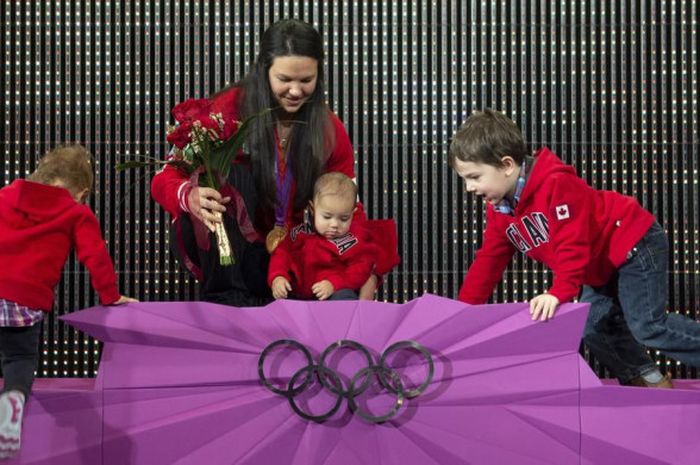 Momen ketika Christine Girard merayakan medali emas Olimpiade London 2012 dan medali perunggu Olimpiade Beijing 2008, di Jepang, Senin (3/12/2018).