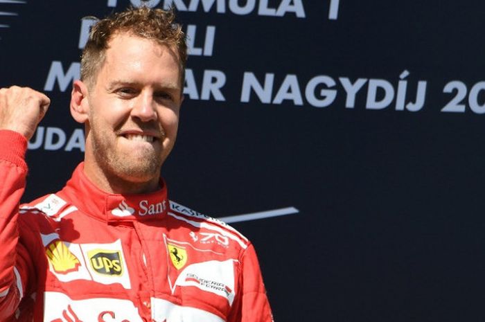 Pebalap Ferrari, Sebastian Vettel, melakukan selebrasi setelah memenangi balapan Formula 1 di Hungaroring, Budapest, Hongaria, Minggu (31/7/2017).