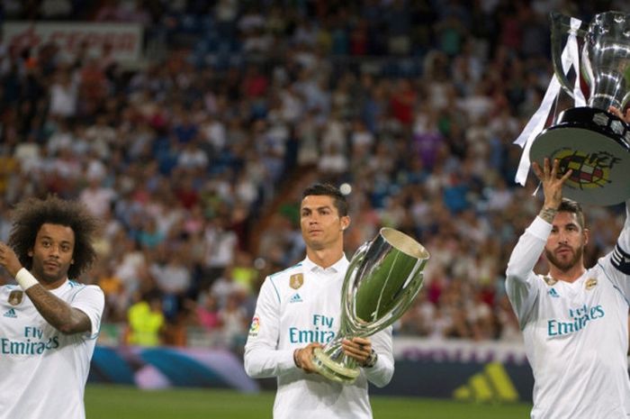      Wakil kapten Real Madrid, Marcelo (kiri), mengangkat trofi Piala Super Spanyol sebelum dimulainya pertandingan Liga Spanyol kontra Valencia di Stadion Santiago Bernabeu, Madrid, pada 27 Agustus 2017.     