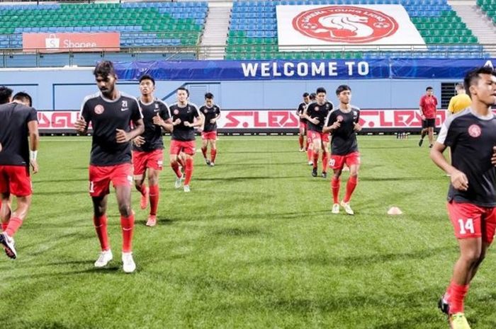 Sesi pemanasan klub S-League, Garena Young Lions sebelum main kontra DPMM FC di Stadion Jalan Besar, Singapura, Minggu (19/6/2016). 