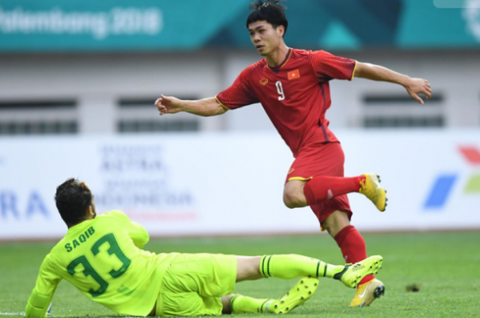 Salah satu pemain timnas U-23 Vietnam, Nguyen Cong Phuong saat berduel dengan kiper timnas U-23 Pakistan pada laga fase penyisihan sepak bola Asian Games 2018 di Stadion Wibawa Mukti, Kab Bekasi pada Selasa (14/8/2018).