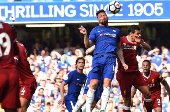  Olivier Giroud memenangi duel udara dengan Dejan Lovren saat Chelsea menjamu Liverpool pada pertandingan Premier League di Stamford Bridge, 6 Mei 2018. 