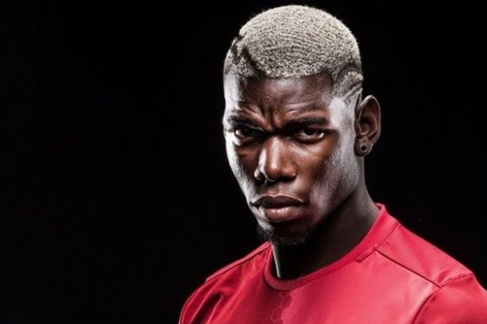   Gelandang Manchester United, Paul Pogba, memamerkan rambut barunya, Selasa (16/8/2016).  