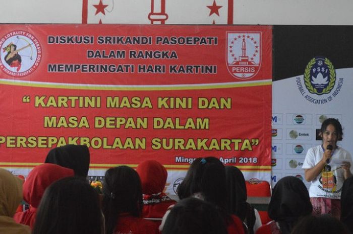 Ketua panitia diskusi Srikandi Pasoepati, Ekma Karnia Gita, saat memberikan kata sambutan di Balai Persis, Minggu (22/4/2018).