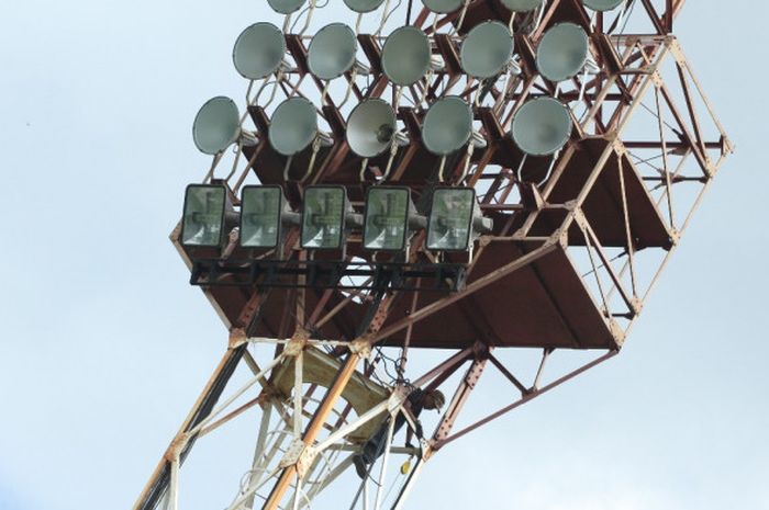 Pemasangan lampu Stadion Mattoangin, Makassar.