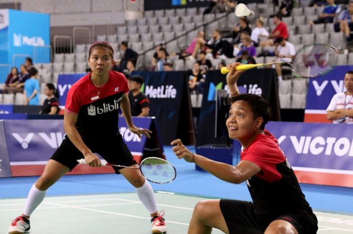 Pasangan ganda putri Indonesia, Greysia Polii (kiri)/Apriani Rahayu, saat menjalani pertandingan melawan Misaki Matsutomo/Ayaka Takahashi (Jepang) pada perempat final Korea Terbuka di SK Handball Stadium, Seoul, Jumat (15/9/2017).