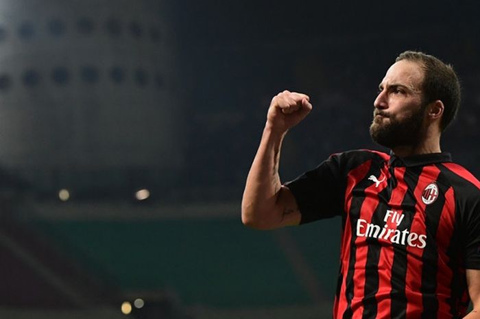 Penyerang AC Milan, Gonzalo Higuain, merayakan gol yang dicetak ke gawang Olympiacos dalam laga Grup F Liga Europa di Stadion San Siro, Milan, Italia pada 4 Oktober 2018.