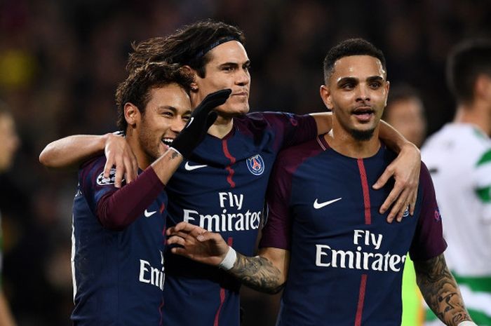 Striker Paris Saint-Germain, Edinson Cavani (tengah), merayakan golnya bersama Neymar (kiri) dan Layvin Kurzawa dalam laga Grup B Liga Champions kontra Celtic di Stadion Parc des Princes, Paris, Prancis, pada 22 November 2017.